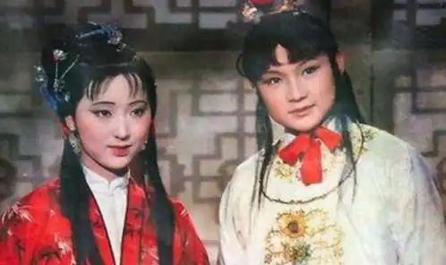 宝玉举动轻薄,时常在黛玉身上嗅不停,为什么黛玉却一点也不恼