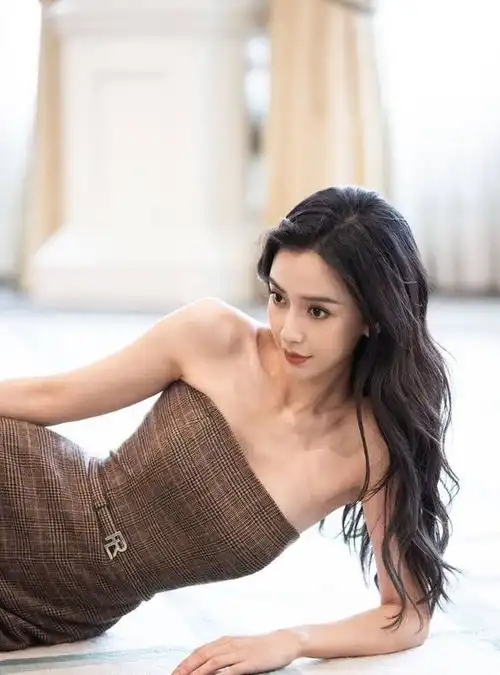 baby邓超叔侄女同框,杨颖穿欧式裤装,手捧咖啡玩转英伦时尚
