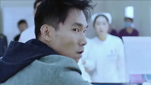 急诊科医生精神病人在医院医闹,还好警察赶来,可还是晚了