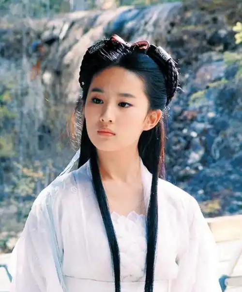 刘亦菲试镜小龙女视频曝光,16岁自信霸气,花裤和站姿成亮点
