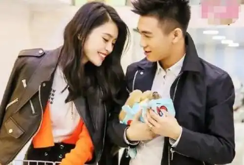 奚梦瑶手包被全程打码引热议,节目组无奈出面解释怕吓到观众