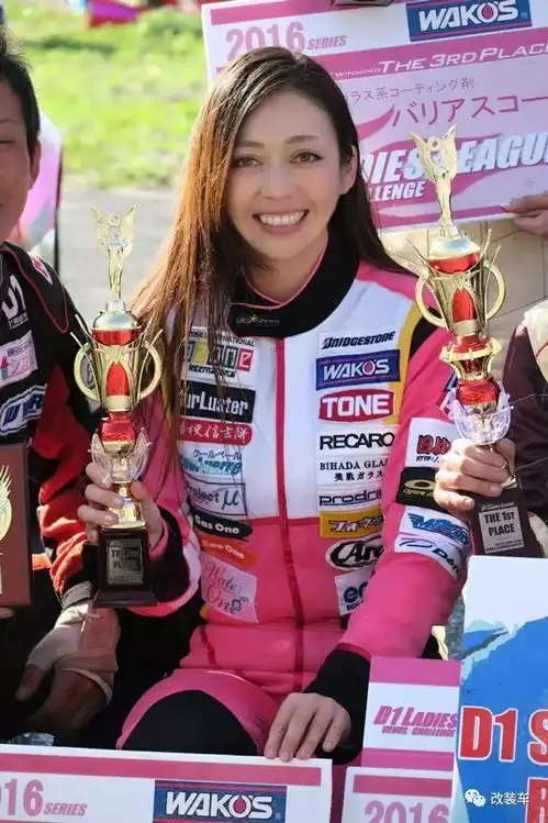 头文字d女神现身国内,岛国混血女司机胸大颜美车技好