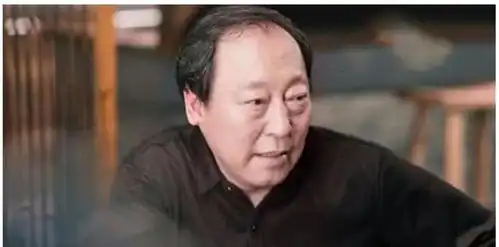 都挺好苏大强24岁剧照曝光,不仅没眼袋,还撞脸吴彦祖
