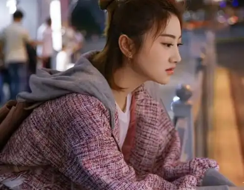 景甜的黑纱长裙大秀性感时尚,简约中中透着满满女人味,真会穿