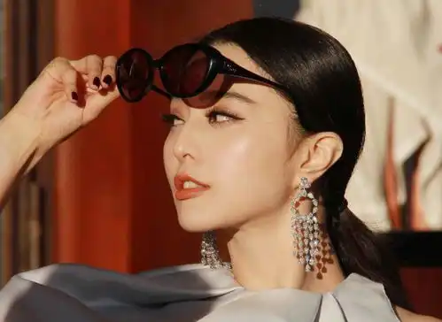 她是范冰冰最美替身,趁范爷补税不断接戏,如今和范冰冰平起平坐