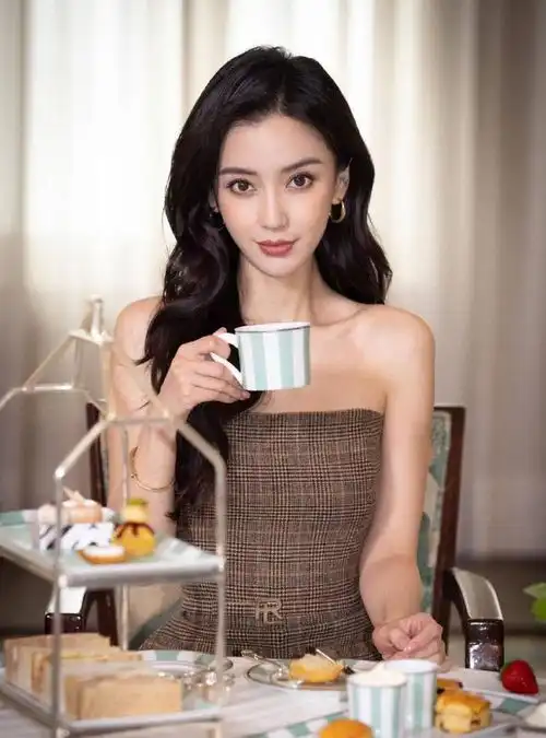 baby邓超叔侄女同框,杨颖穿欧式裤装,手捧咖啡玩转英伦时尚
