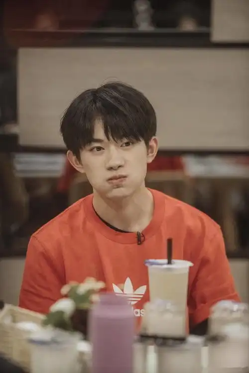 易烊千玺朋友请听好剧照上新,明天来看千玺的新技能
