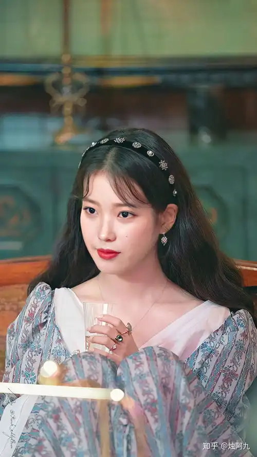 普通人如何从德鲁纳酒店中借鉴iu的服装搭配