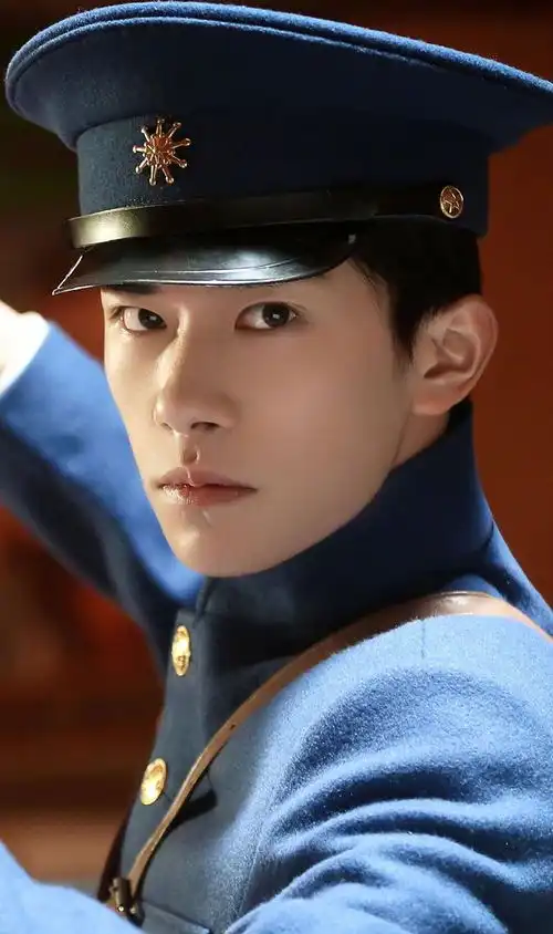 易烊千玺军装剧照曝光,金像奖影帝胜券在握小小年纪太会做人