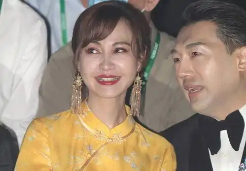 42岁杨雪终究还是老了怼脸下颜值拉跨了造型,穿明艳旗袍不复当年
