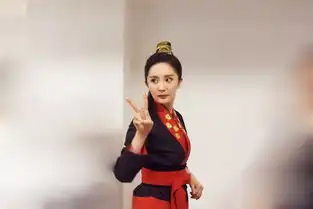 杨幂生日现场照曝光撸起袖子动作帅气
