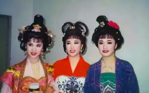 1994年,拍武则天时郑爽和刘晓庆合影,这个郑爽比那个美多了
