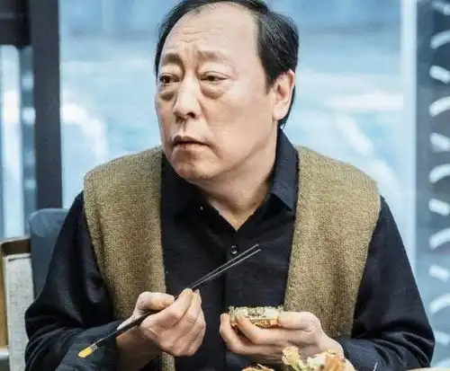 60岁倪大红状态不佳颁奖时愣神慢半拍,靠陈数提醒才记得介绍