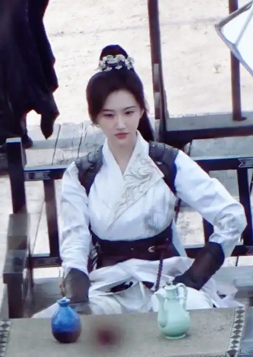 组图景甜许凯乐游原路透照曝光两人对视cp感十足
