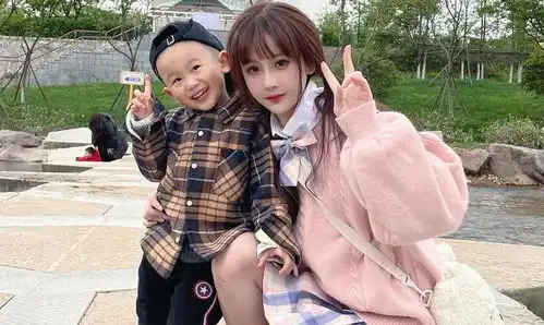 杨清柠晒出童年照片,大眼睛双眼皮,网友原来是从小美到大的