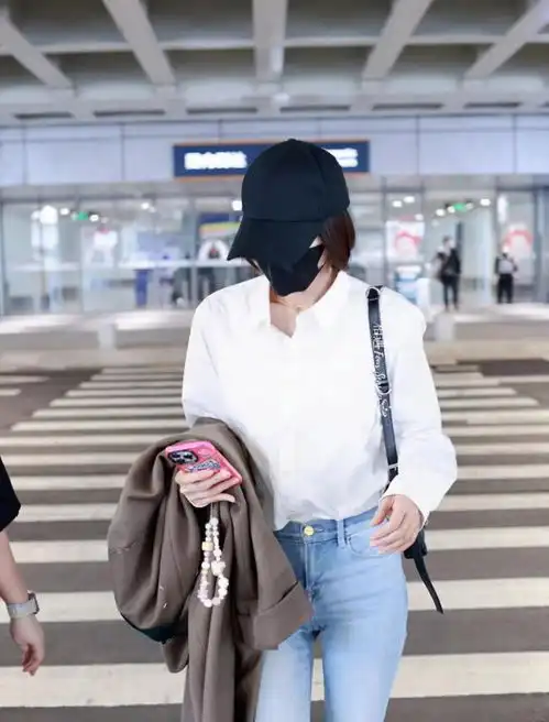 秦岚现身机场,白衬衫搭配牛仔裤,造型简约气质却很出众