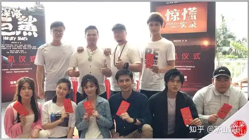 悲伤逆流成河里不起眼的小配角,今在两部电影里出演女一号