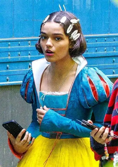 白雪公主真人版首曝剧照网友看后炸了锅,和小美人鱼选角有一拼
