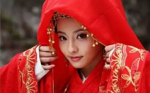 当古装新娘掀起盖头,迪丽热巴惊艳,郑爽反差大