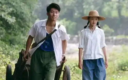 周冬雨粉红女郎角色有争议她哪个都能演吧

