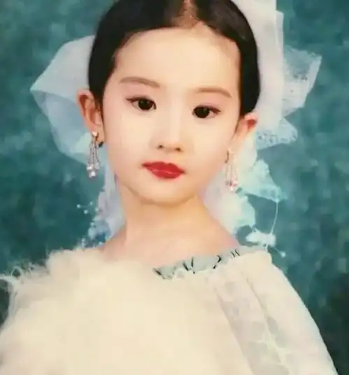 还记得艺妓回忆录中的小百合吗如今她26岁了,长成了这样
