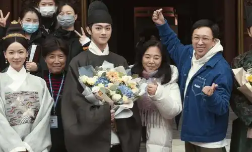 吴谨言许凯新剧杀青照曝光,二人太有夫妻相,我却被女配的颜值吸引