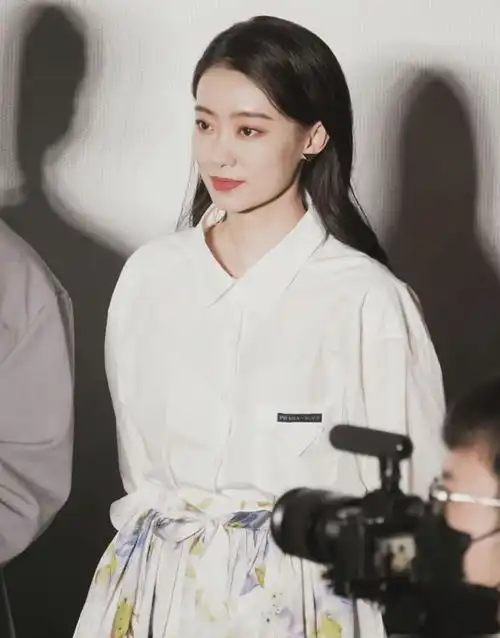 张小斐走红后服装品牌变化,走红毯穿高定,难怪有人挤破头皮想红
