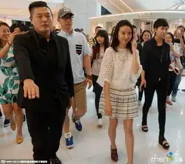 董洁逆光写真穿白色上衣秀修长美腿