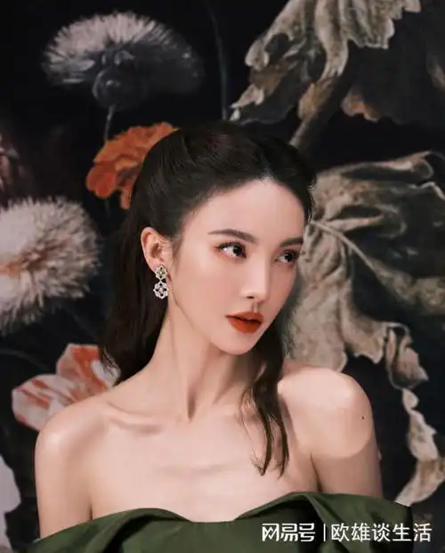 孤注一掷金晨发红衣写真肤白貌美大长腿太性感撩人
