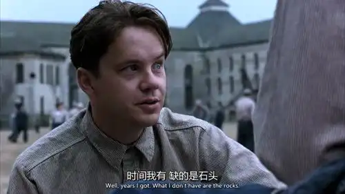 肖申克的救赎犯人们的自由,就是坐在阳台上喝瓶冰啤酒这么简单
