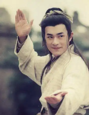 金庸的两个杨过一个花2亿办婚礼,一个花20多亿办希望小学,网友没得比