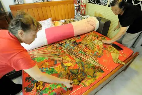 济南一男子家里藏满皮影,八佰里的皮影戏曲调出自他
