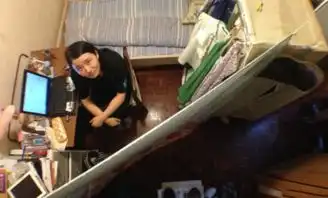 4平米的空间住了一家四口看完别说你是蜗居