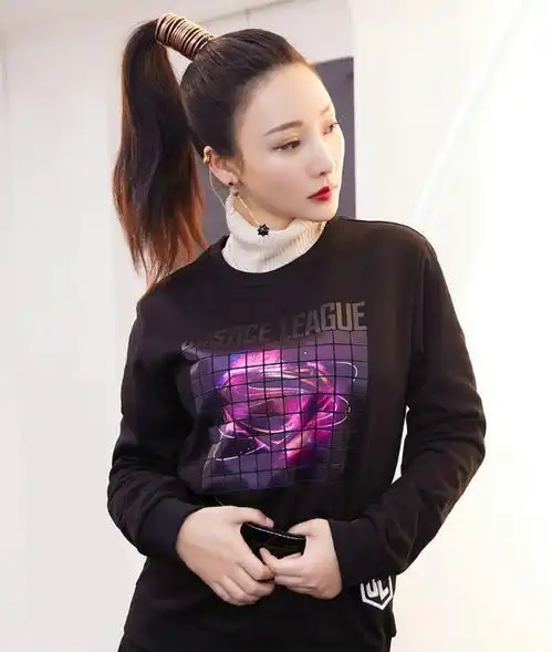 柳岩皮肤光滑展露姣好身材,黑色透视裙出镜美丽迷人