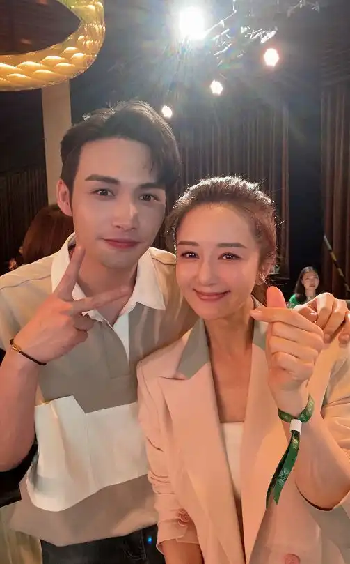 李依晓晒司藤庆功照,景甜和张彬彬同款情侣手势引热议,磕到了