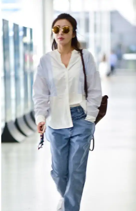 秦岚牛仔单品挺齐全,这么长的抹胸穿身上,轻松凹出时髦造型