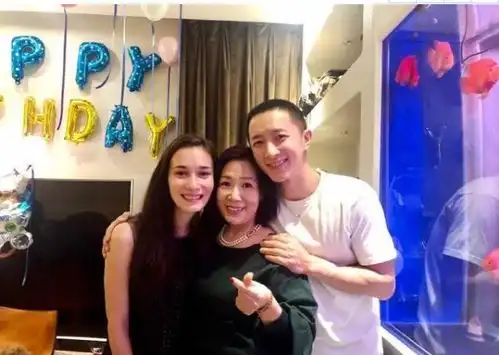 韩庚与卢靖姗官方大婚,34岁混血妻子穿中式婚服超精致,直呼太甜了
