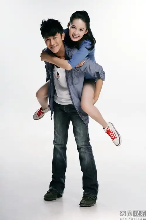 花开半夏双人海报林申李沁相拥显暧昧
