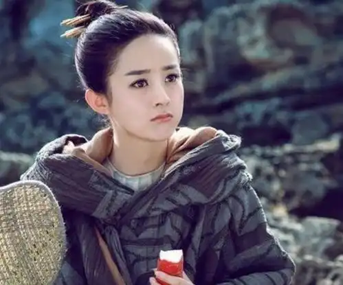 赵丽颖机场碰掉粉丝手机,一句话让全场都禁声,实在是让人意外
