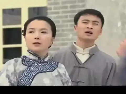 娘妻秋菊赶着去火车站,发现了耀宗留给她的信,心里很感动
