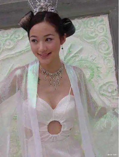 女星肚兜大比拼,赵丽颖青涩,杨颖妖娆,杨幂美丽
