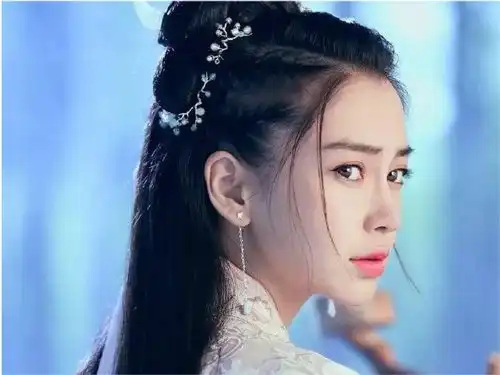 杨颖翻拍陈情令师姐,一袭紫色长裙,美绝了宣璐都为她作配
