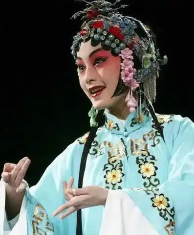 戏曲出身的女演员都个顶个儿的飒,比如袁泉徐帆蒋勤勤