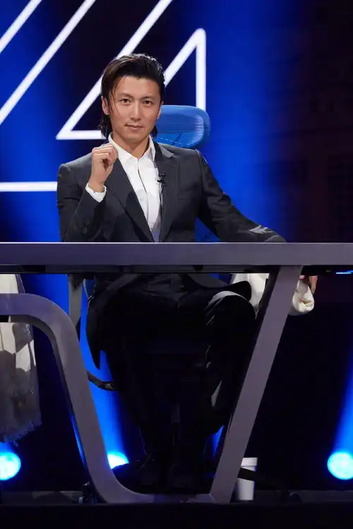 组图谢霆锋青年派计划剧照释出解锁背头西装造型
