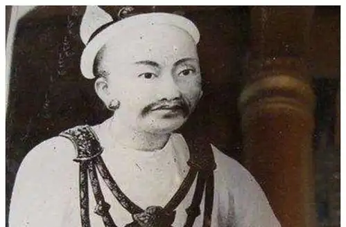 他是缅甸末代皇帝,为保证血统迎娶17岁胞妹,如今后代住在贫民窟
