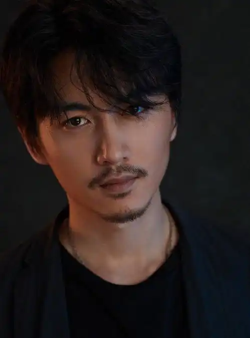 陈晓刮掉胡子更帅了,穿黑衣戴黑帽扮酷,跟小10岁王一博像同龄人