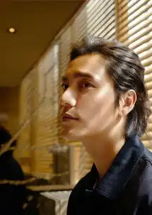 陈坤扎小辫上演侧颜杀网友你帅了那么多年不累吗
