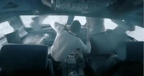 川航奇迹9800米高空驾驶窗爆裂,副机长被吸出窗外,全部获救
