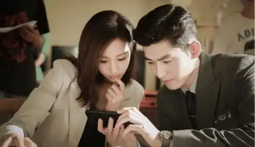 娱乐圈中的明星炒cp后赵丽颖大红大紫,而她却被黑的很惨
