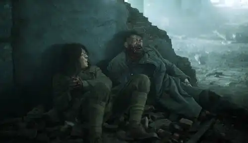 八佰最怂的士兵,打仗吓得半死,后来偷记者衣服跑路了
